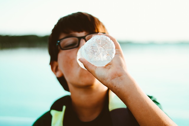 水を飲む男